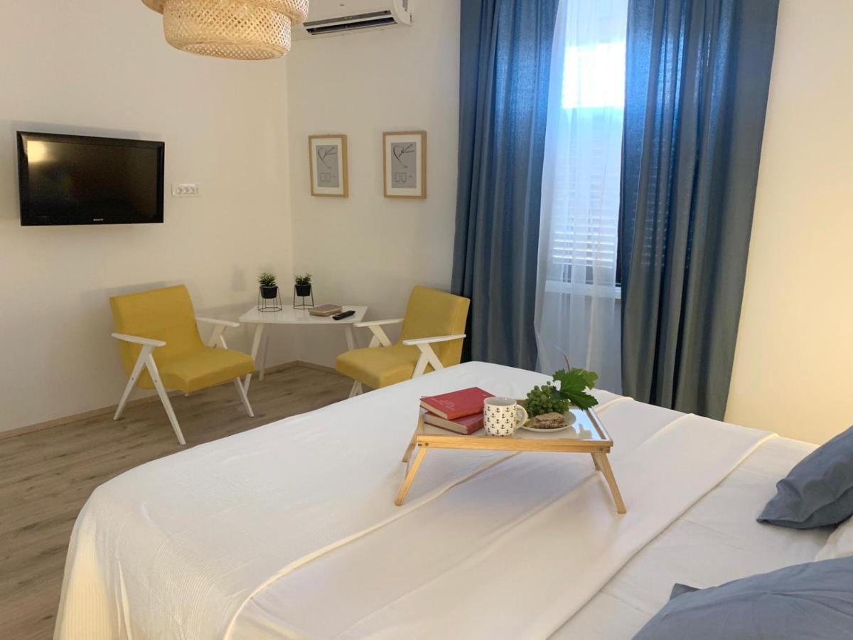 RA City Garden Suite Pula Buitenkant foto