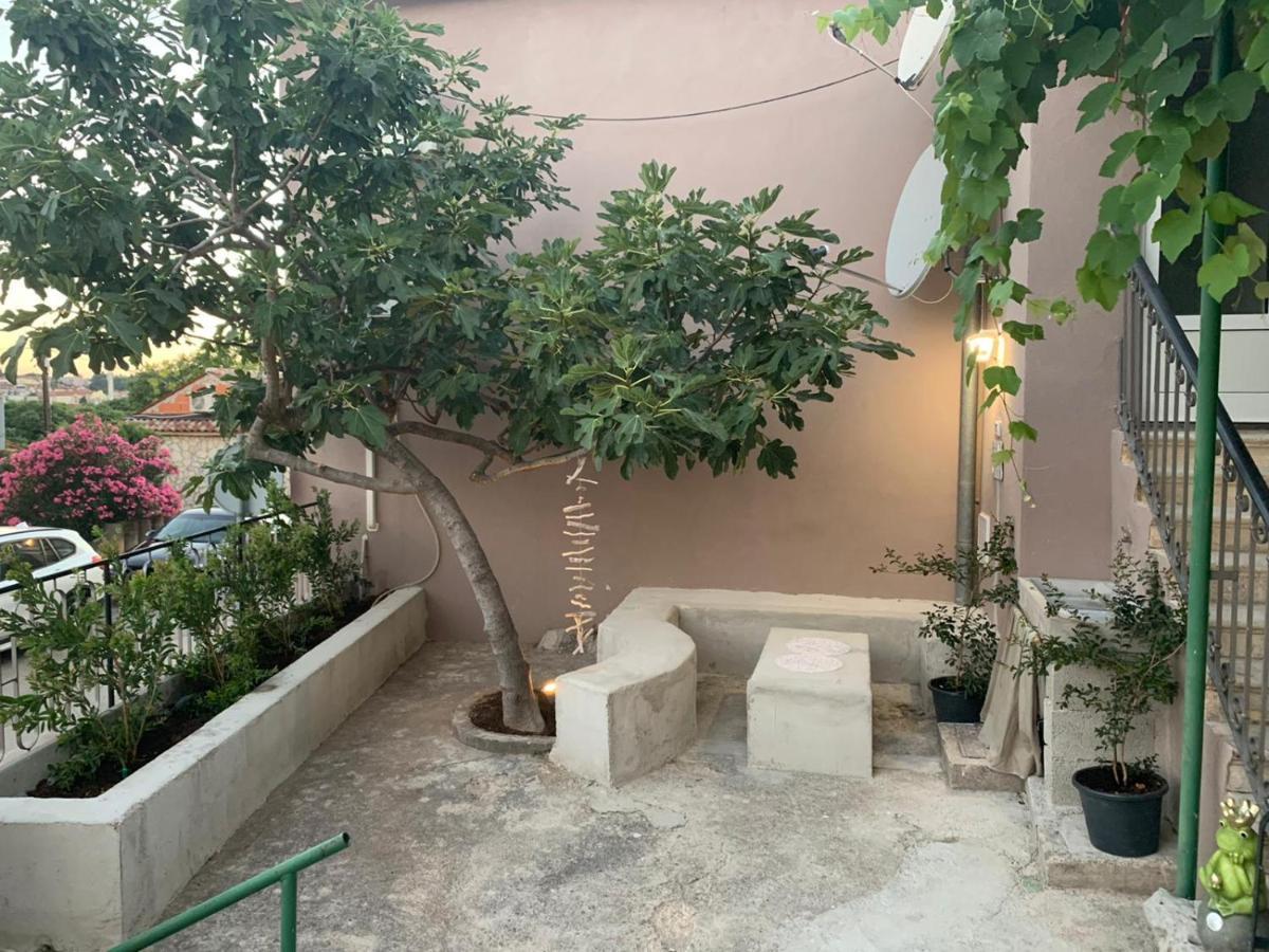 RA City Garden Suite Pula Buitenkant foto
